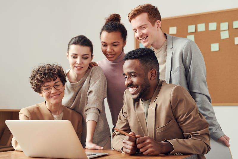 Branding e Design como disciplina estratégica de conversão.
