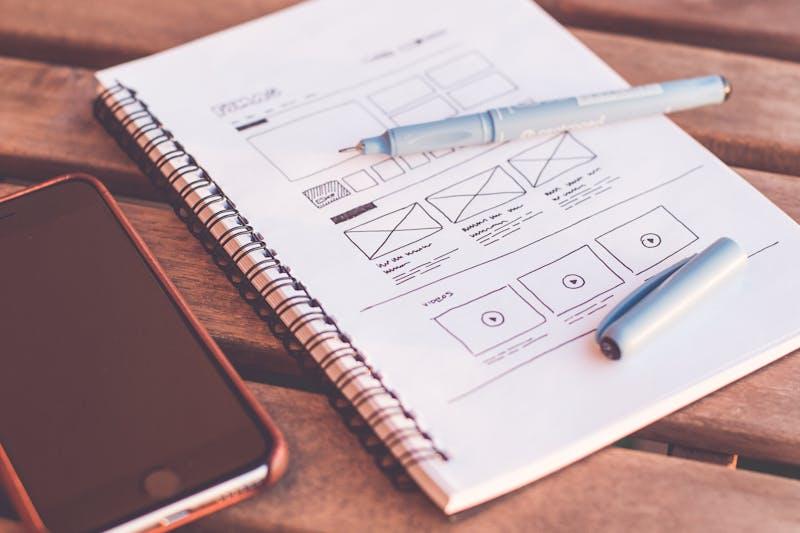 Designer trabalhando em interface digital